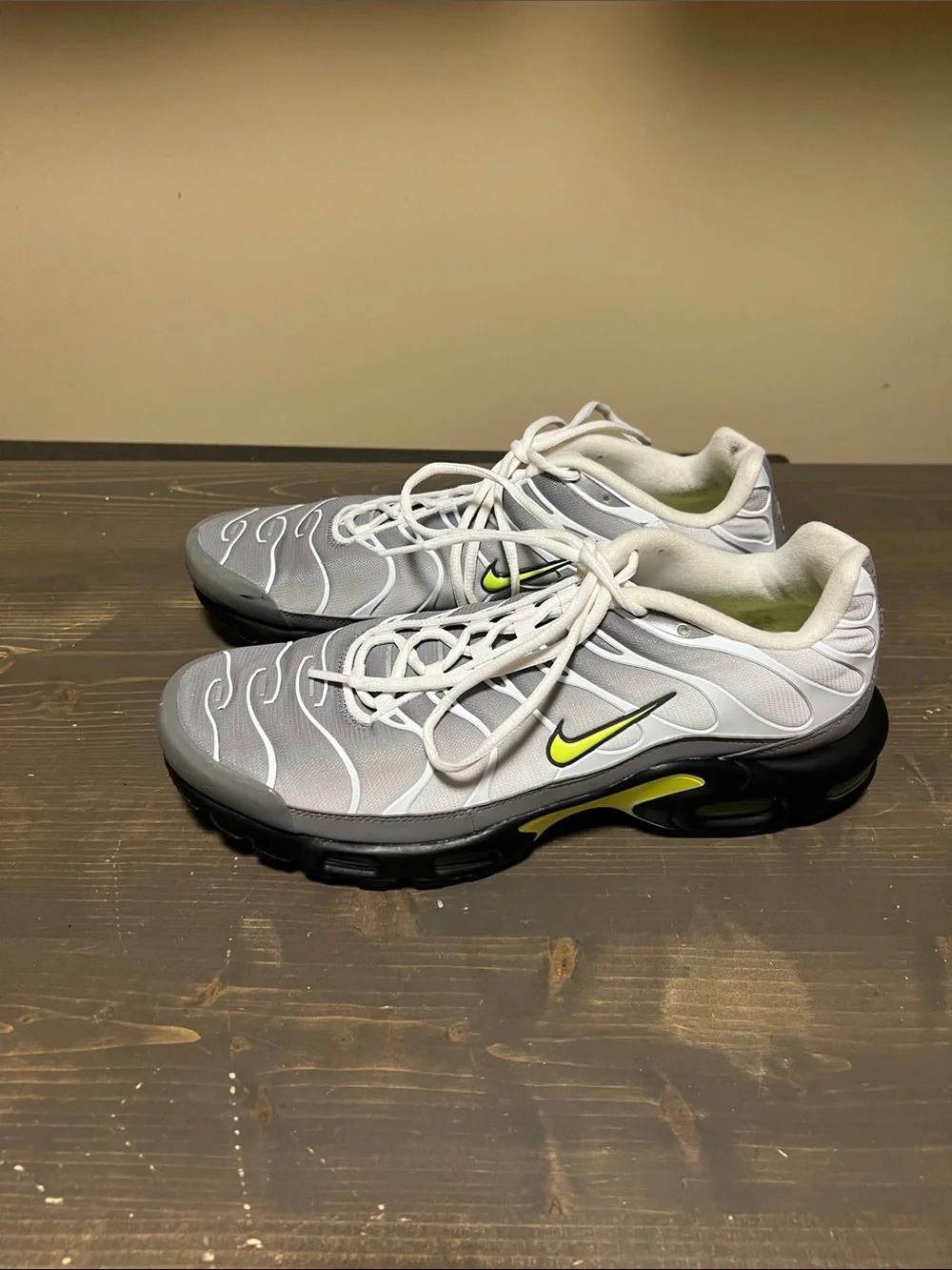 Nike Men’s Gray and Neon Yellow-Accent Wave Sneakers